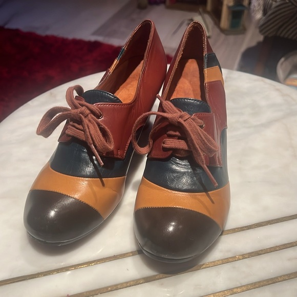 Lovely booties, vintage looking! Exceptionally comfortable! - Picture 2 of 10